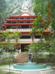 Building inside Sam Poh Tong Temple